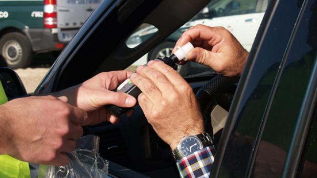 Flasche Wein auf dem Parkplatz