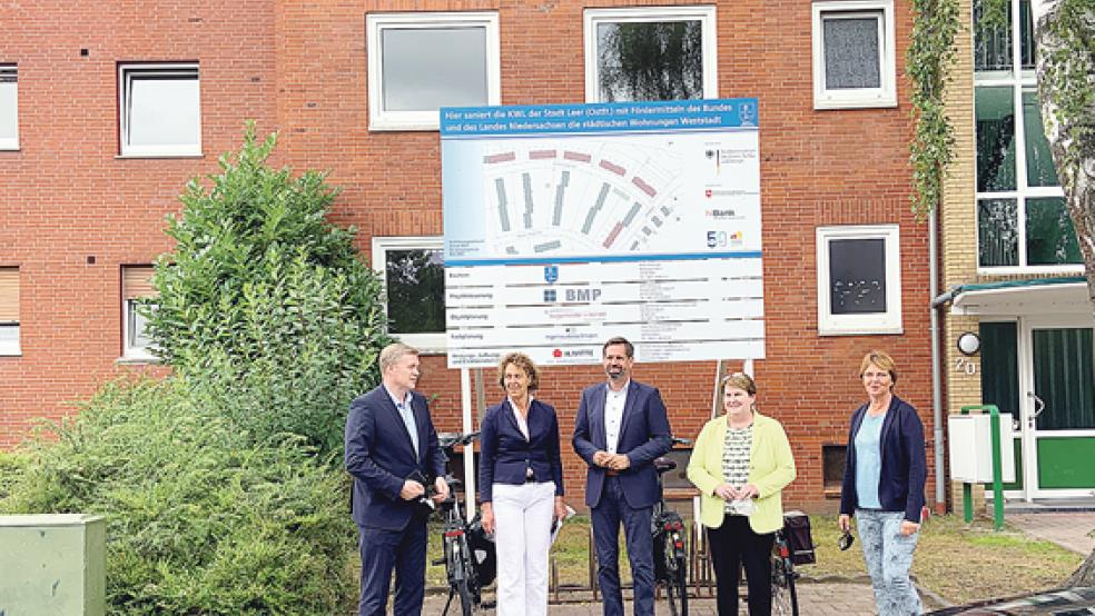Vor dem Bauschild (von links): Der CDU-Landtagsabgeordnete Ulf Thiele, Bürgermeisterin Beatrix Kuhl, Minister Olaf Lies, die SPD-Landtagsabgeordnete Hanne Modder und die Grünen-Landtagsabgeordnete Meta Janssen-Kucz.  © Foto: Stadt Leer