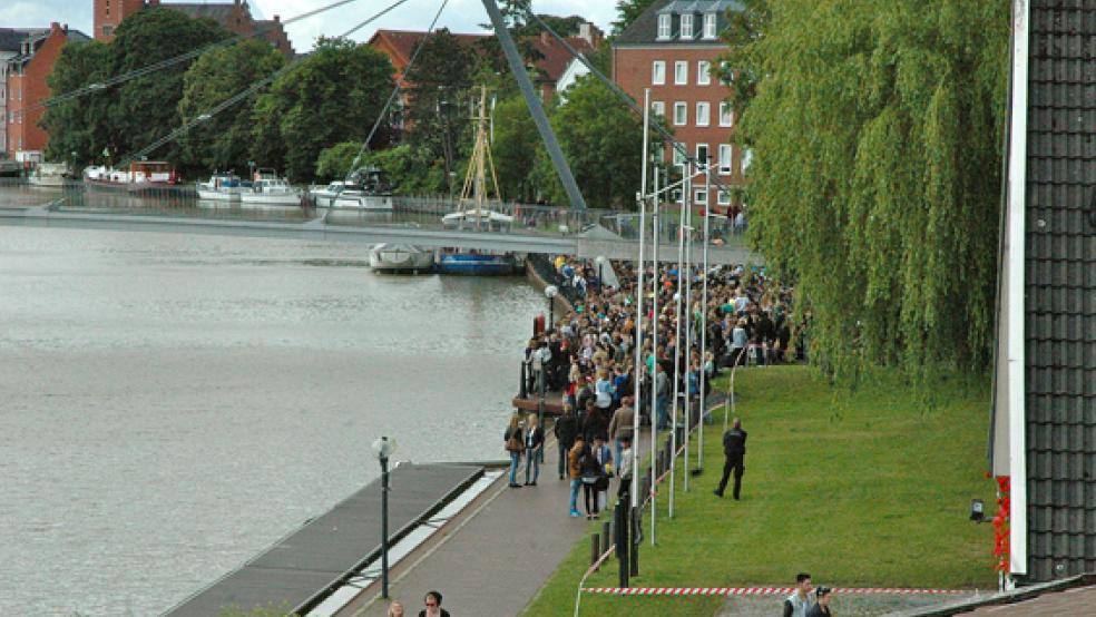 Wenn die »Schools Out Party« am Hafen in Leer gefeiert wird, ist das Gedränge groß, wie auch auf unserem Archivbild zu sehen.  © Archivfoto: Szyksa