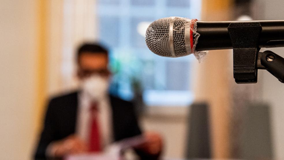 Der Angeklagte, ehemals Chefarzt am Klinikum Leer, sitzt vor Prozessbeginn im Saal. Nach einem Skandal um defekte Bandscheibenprothesen ist der Arzt vor Gericht vom Vorwurf der Körperverletzung freigesprochen worden.  © Foto: dpa