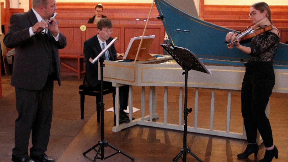 Hajo Wienroth (Traversflöte), Winfried Dahlke (Cembalo) und Marie Wienroth (Violine) präsentierten in der Großen Kirche »Kostbarkeiten der Kammermusik« von Johann Ludwig Krebs. © Foto: Dübbel (Kirchenkreis)
