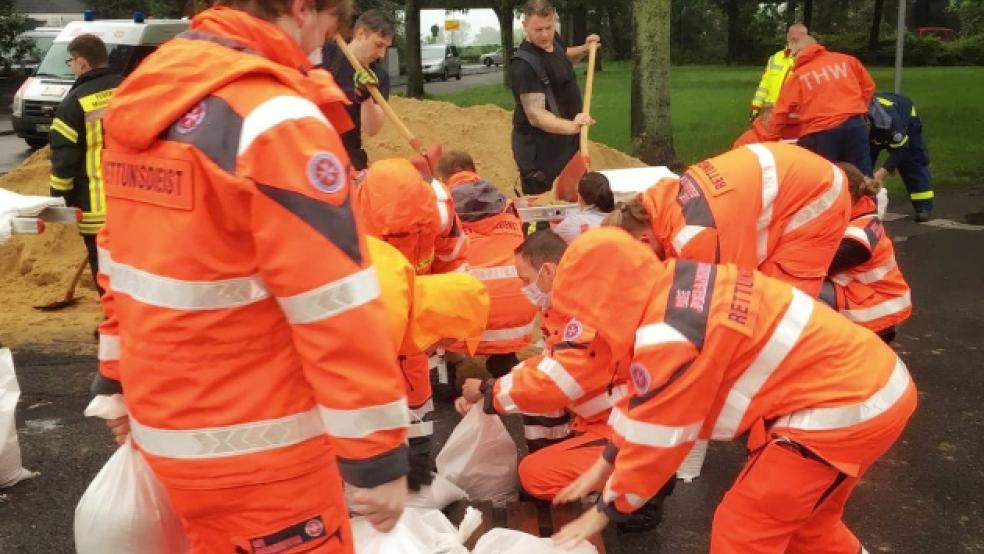 Auch die Johanniter aus Ostfriesland packen im Hochwassergebiet ehrenamtlich mit an. © Foto: Johanniter Unfallhilfe