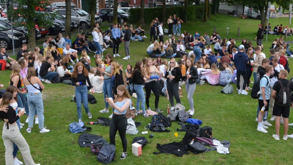 Auf der Grünfläche neben der Nessebrücke am Hafen in Leer trafen sich rund 100 Schülerinnen und Schüler. © Foto: Ammermann