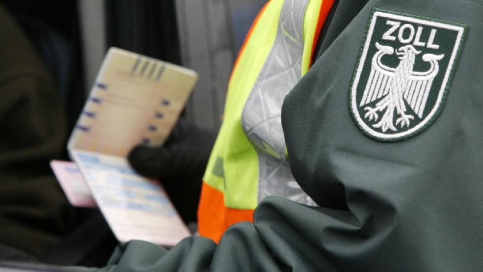 Bei der Schwerpunktkontrolle wurden die Zollbeamten durch Polizeikräfte unterstützt. © Symbolfoto: Zoll