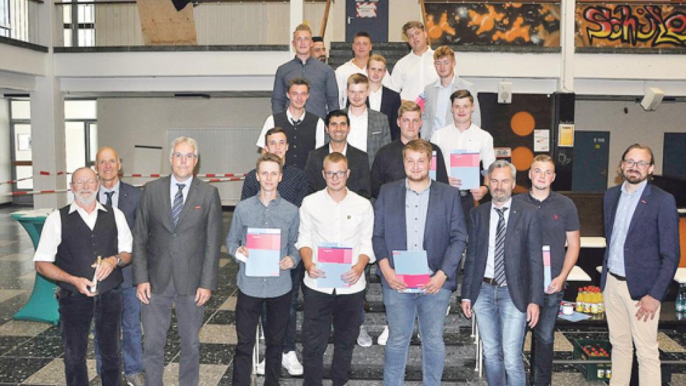 Stolz auf das Erreichte: Die 17 Maurergesellen der Baugewerbe-Innung Leer-Rheiderland mit ihren Lehrern und Prüfern nach der Freisprechung. Dritter von rechts der stellvertretende Obermeister Uwe Tellkamp.  © Foto: Wolters