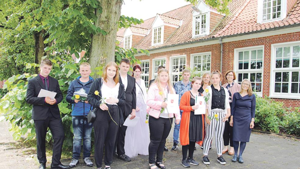 Ende einer Ära: Zehn Mädchen und Jungen bekamen ihre Abschlusszeugnisse an der Pestalozzischule Weener.  © Fotos: privat