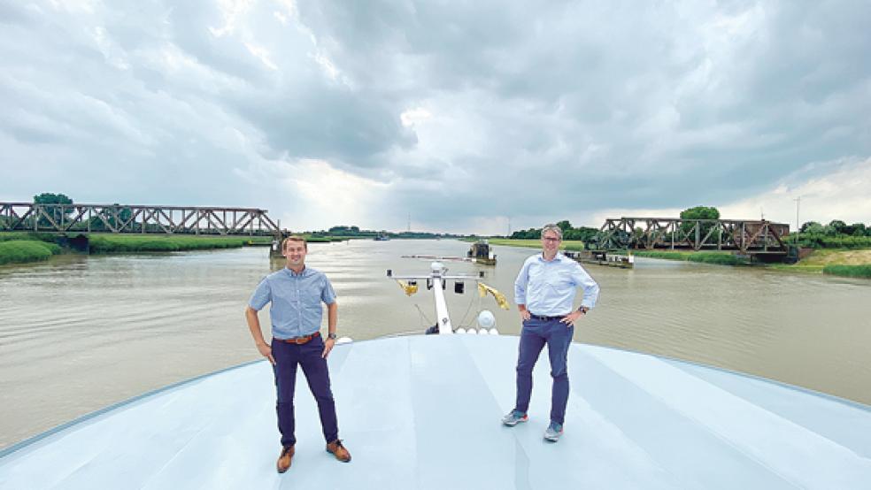 Dennis Hillmer von der CDU Westoverledingen (links) und der Weeneraner Bürgermeisterkandidat Heiko Abbas wollen den Neubau der Friesenbrücke touristisch vermarkten.  © Foto: privat