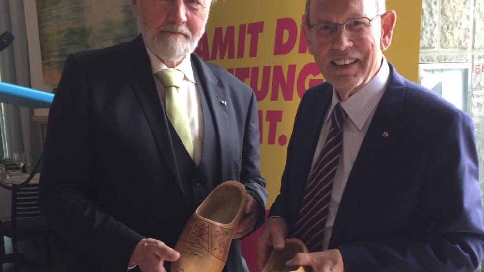 Die Holzklumpen der »Jansen-Frauen« erinnern Walter Hirche bis heute an den Konkurs der Werft. Das Bild mit Arnold Venema aus Jemgumgeise entstand auf dem Empfang zum 80. Geburtstag des ehemaligen Wirtschaftsministers. © Foto: privat