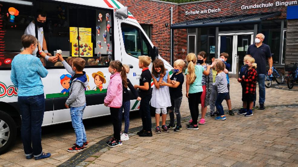 Eine eiskalte Überraschung erwartete die Bingumer Schüler am letzten Schultag vor den großen Ferien. © Foto: Förderverein