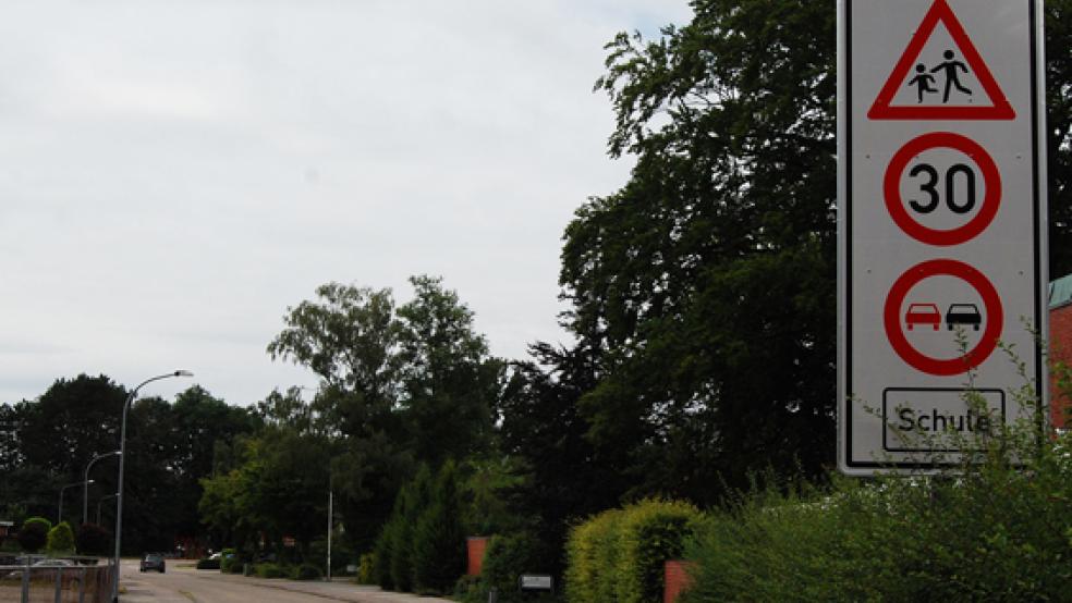 Tempo 30 gilt schon an der Einmündung der Wiesenstraße vor dem Gelände der Grundschule. Jetzt soll die gesamte Wiesenstraße zur Tempo 30-Zone werden.  © Foto: Hoegen