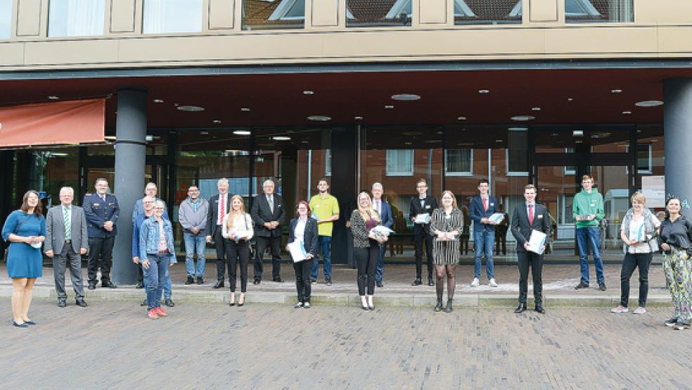 Die Preisträgerinnen und Preisträger zusammen mit der Jury und den Bürgermeistern: Von links Christa Olearius, Weeners Bürgermeiser Ludwig Sonnenberg, Johann Waten, Arnold Eyhusen, Johann Boelsen, Ina Schullerer, Michael Vogt, Heinz Feldmann, Lena Buntjer, Friedhelm Nehuis, Tomke Eykamp, Yannick Möhlmann, Sintje Kampen, Matthias Groote, Fabian Reinders, Marlena Wulff, Sönke Klock, Robert Baum, Hauke Aggen, Miriam Wagner und Gitta Connemann.  © Foto: Landkreis Leer