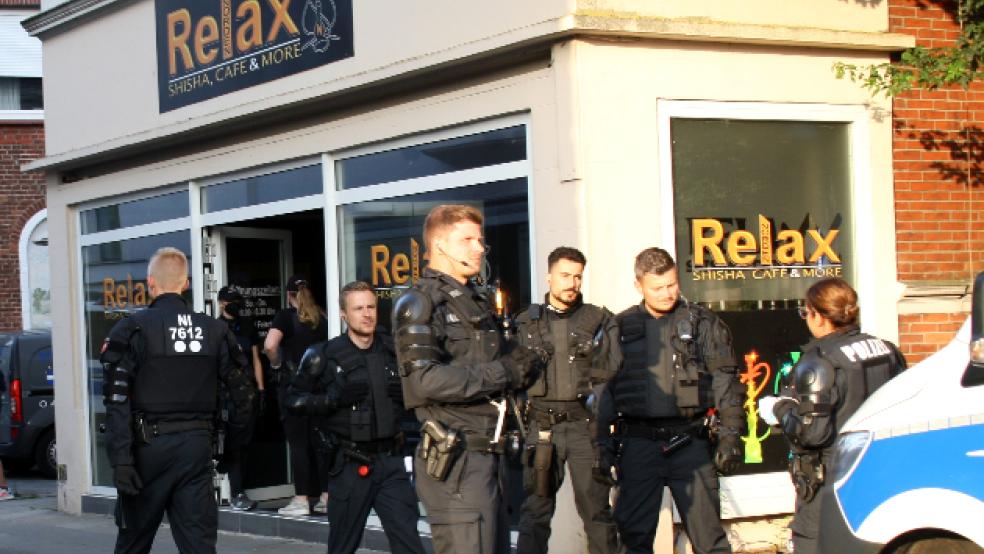 Die Bereitschaftspolizei Oldenburg war zur Kontrollaktion in Norden mit fünf Mannschaftswagen angerückt. © Ricken