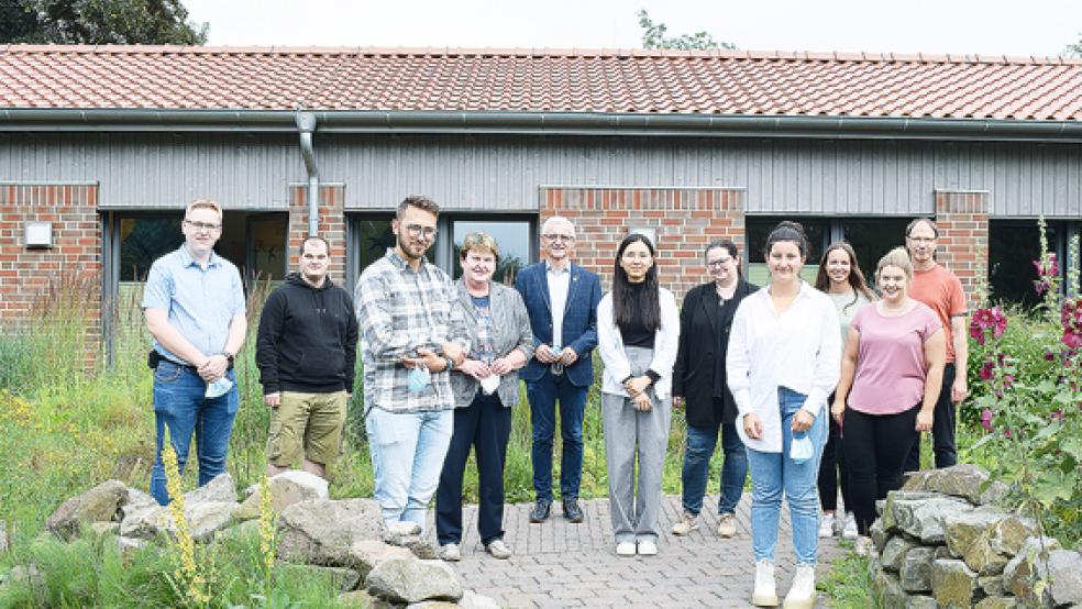 Hanne Modder (vierte von links) und Anja Troff-Schaffarzyk (siebte von links) mit ihren Gesprächspartnern beim Besuch der Tagesstätte »Tandem Leer«.  © Foto: obw