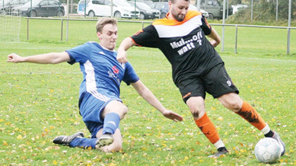 Die 2. Herren des SV Wymeer-Boen (rechts, Marco Bloem) startet mit zwei Mannschaften in den Hasseröder-Cup Die erste trifft dabei auch Möhlenwarf II (blaue Trikots, Ralf Swart).  © Foto: Yzer