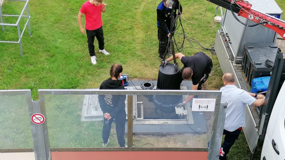 Heute morgen wurde die Tauchpumpe wieder in ihrem Schacht »versenkt«, um 10.15 Uhr war ein letzter Test geplant, der positiv ausfiel. Jetzt läuft die 1992 installierte Pumpe nach ihrer Reparatur wieder.  © Foto: Friesenbad