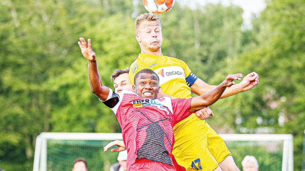 Eine Nummer zu groß für den SV Großefehn: Kapitän Lukas Koets (am Ball) und sein Team vom VfL Germania Leer zogen souverän ins Viertelfinale des Ostfriesland-Cups ein.  © Foto: privat