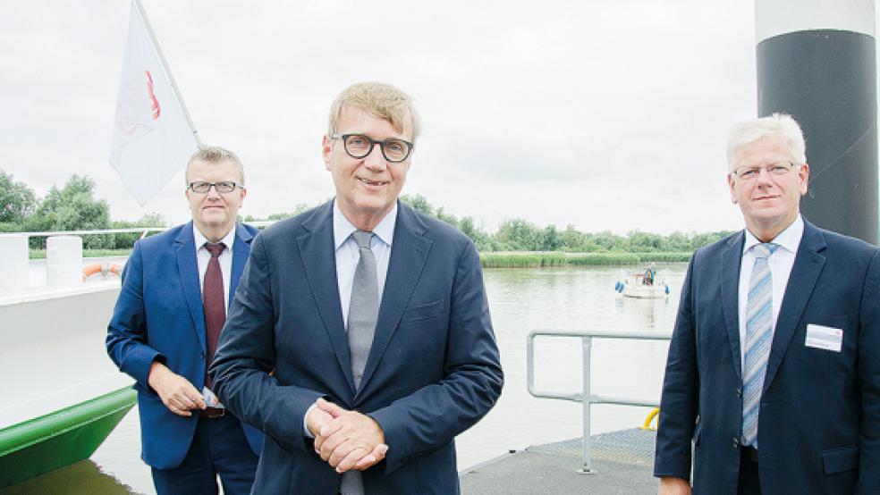 Die Bahn verbindet - hoffentlich auch bald wieder die Ems-Nachbarn: DB-Vorstandsmitglied Ronald Pofalla (Mitte) mit Weeners Bürgermeister Ludwig Sonnenberg (rechts)und dessen Amtskollegen Theo Douwes (links).  © Fotos: Hanken