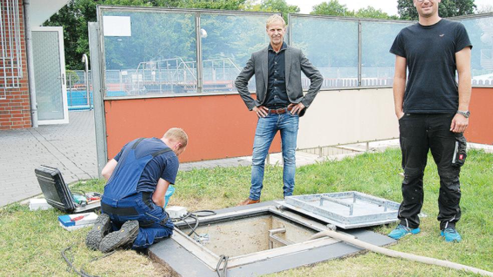 Jürrens-Mitarbeiter Thorsten Schröder arbeitet an der Pumpe, neben ihm Hermann Welp und Markus Bakker.  © Foto: Hoegen