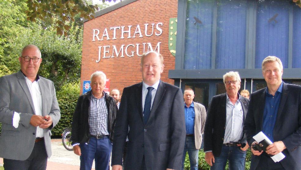 Niedersachsens Finanzminister Reinhold Hilbers (CDU, Mitte) und der CDU-Landtagsabgeordnete Ulf Thiele (rechts) sprachen gestern mit Bürgermeister Hans-Peter Heikens (links), Vertretern des CDU-Gemeindeverbandes sowie dem stellvertretenden Bürgermeister Helmut Plöger (SPD, Dritter von rechts) über die schwierige Finanzlage der Gemeinde Jemgum. © Foto: Szyska