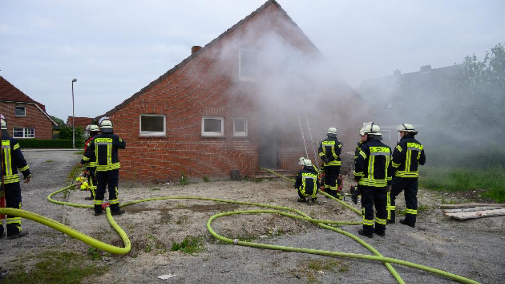 Mit einem Großaufgebot wurde der angenommene Hausbrand bei der Übung der Bingumer Feuerwehr bekämpft. © Bruins