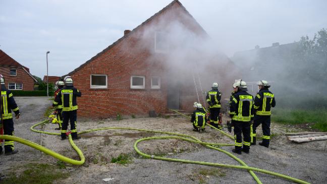 Menschen und Rauch im Haus