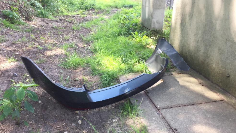 Die abgerissene Stoßstange des Autos blieb am Bahnübergang zurück.  © Schade