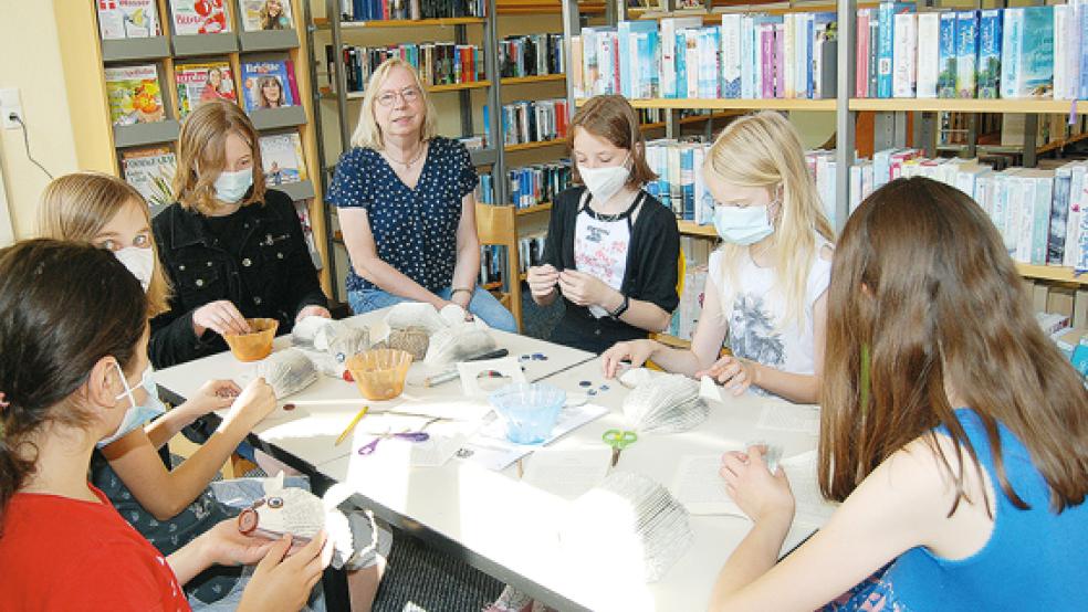 »Büchermäuse« wurden bei der ersten Kreativaktion des »Julius Clubs« am Sonnabend in der Stadtbücherei in Weener gefaltet. Sechs Mädchen stellten sich unter Anleitung von Anita Timmer dieser Aufgabe.  © Foto: Hoegen