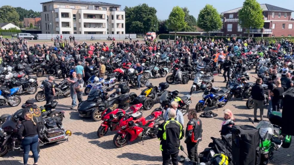 Motorräder, soweit das Auge reicht. Viele der Biker wollten jedoch nicht nur Krach für den Sechsjährigen machen, sondern auch finanziell etwas Gutes tun. Dafür hatten die Organisatoren einen gelben Motorradhelm zu einer Spendenbox umfunktioniert. Auch diese »Helm-Box« füllte sich schnell. © Müller