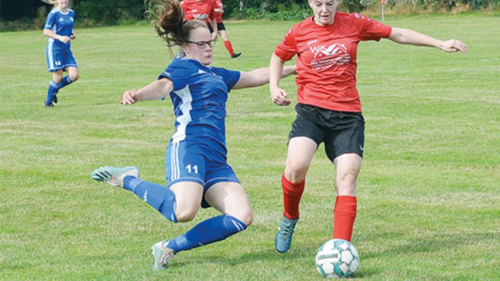 Im Lokalderby gab es viele Zweikämpfe, wie hier zwischen Jana Heikens (links, Sportfreunde Möhlenwarf) gegen Aina Ibelings (SG Leer 04/ Bingum).  © Foto: Ammermann