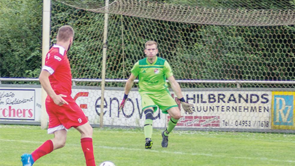 Jemgums Keeper Jens Diddens musste gegen Bunde II sechsmal hinter sich greifen.  © Foto: Ostendorp