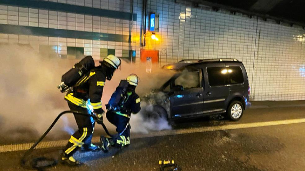 Die Bingumer Feuerwehr brachte den Fahrzeugbrand im Tunnel schnell unter Kontrolle.  © Foto: Kreisfeuerwehr