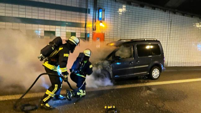 Brennendes Auto im Emstunnel