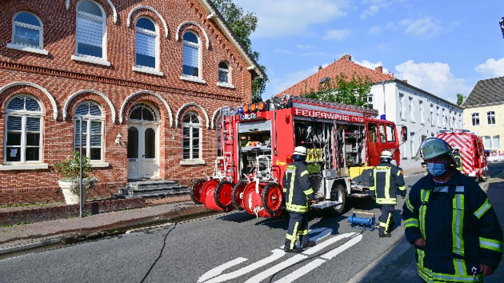 Die Feuerwehr wurde am Montagabend in die Neue Straße in Weener gerufen, um einen Keller auszupumpen. © Foto: Bruins