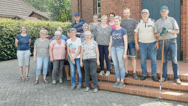 Freiwillige Helfer bringen kirchliche Grünanlagen in Ordnung