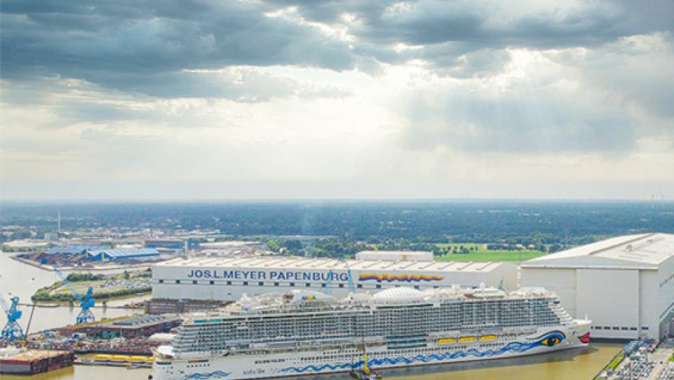 Die »AIDA Cosma« unter dunklen Wolken. Trotz der Einigung ist die Stimmung auf der Meyer Werft gedrückt.  © Foto: Bruins