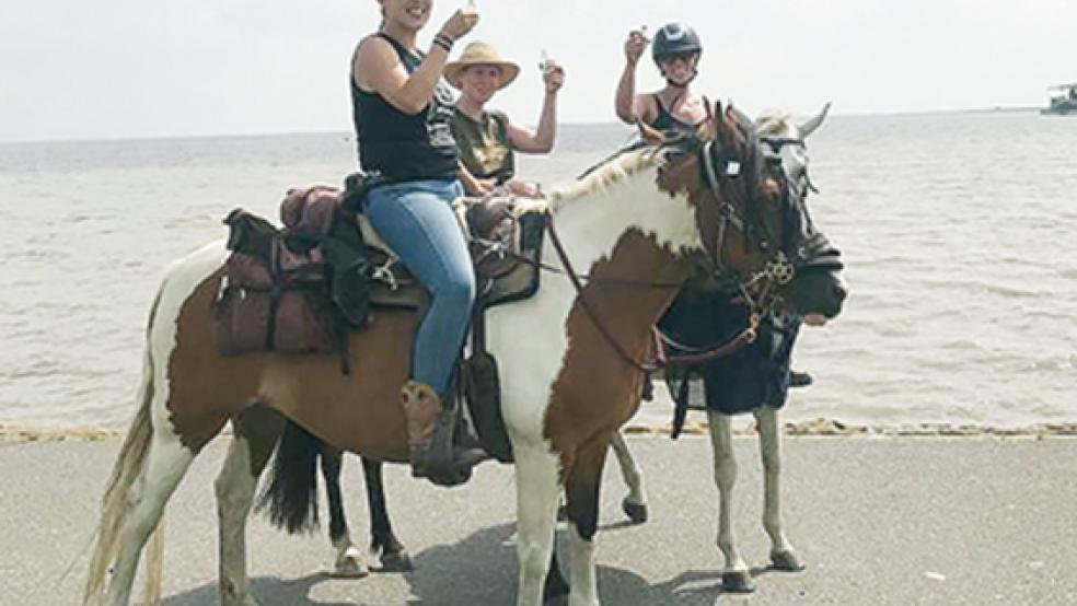 An der Knock in Emden knacken Nina Hugenberg, Heike Smolinksi und Maren Doetkotte (von links) die 100-Kilometer-Marke. Ihre Reise ans Wasser führte das Trio auch durch das Rheiderland. Übernachtet wurde auch in Bingum.  © Fotos: privat