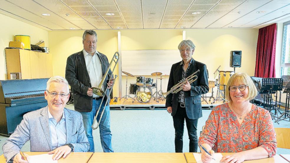 Schulleiterin Ulrike Janssen und Landrat Matthias Groote (von links) bei der Vertragsunterzeichnung sowie Kreismusikschulleiter Stefan Leja und Musiklehrer Hans-Joachim Trum.<br />  © Foto: Kreisverwaltung