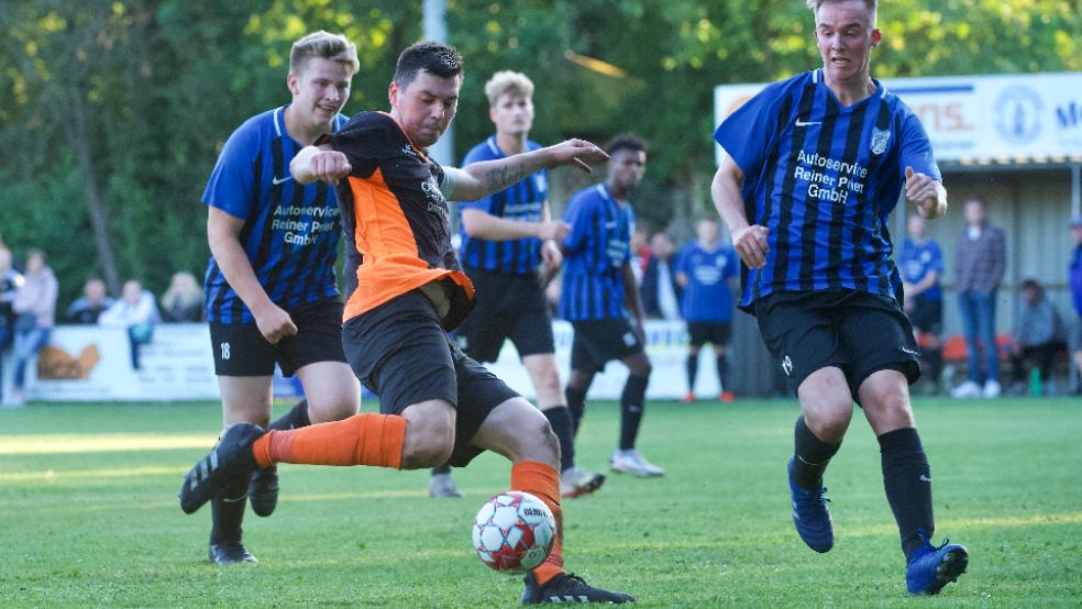 Kapitän Dennis Klock traf gegen den Heidjer SV doppelt und hatte somit großen Anteil am Sieg des SV Wymeer-Boen in der Gruppe B des Rheiderland-Pokals. © Foto: Bruins