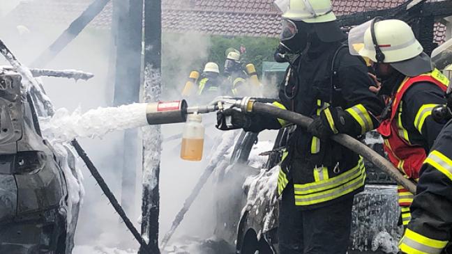 Zwei Autos und Carport in Flammen