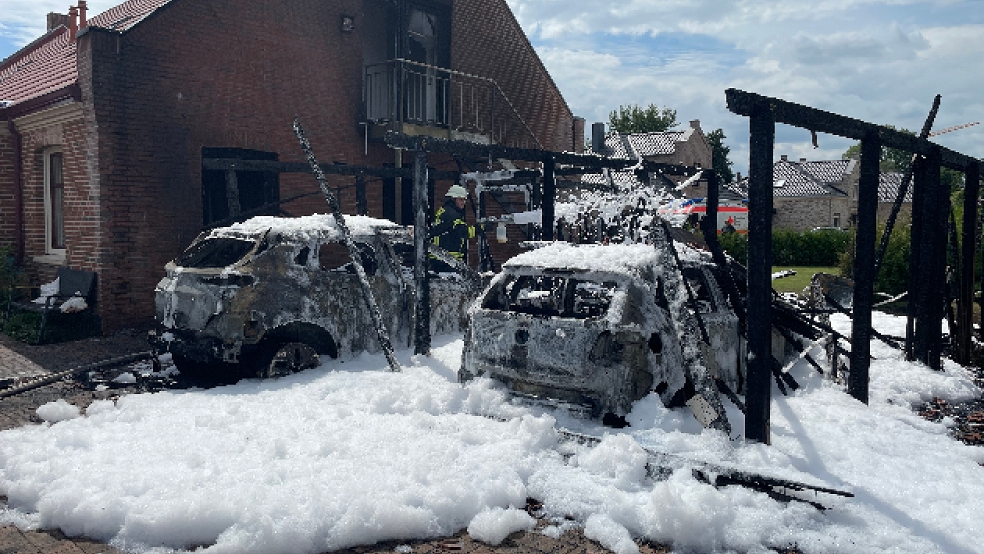 Der Brand eines E-Autos hat die Einsatzkräfte der Feuerwehr in Atem gehalten.  © Kreisfeuerwehr