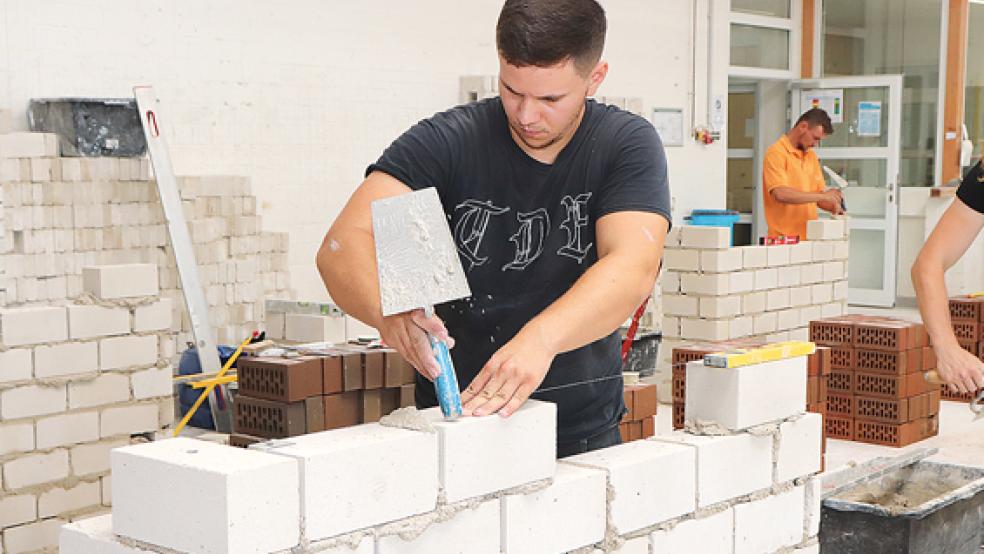 Unter hohem Zeitdruck arbeiteten die angehenden Maurer an ihren Gesellenstücken.  © Foto: Handwerkskammer