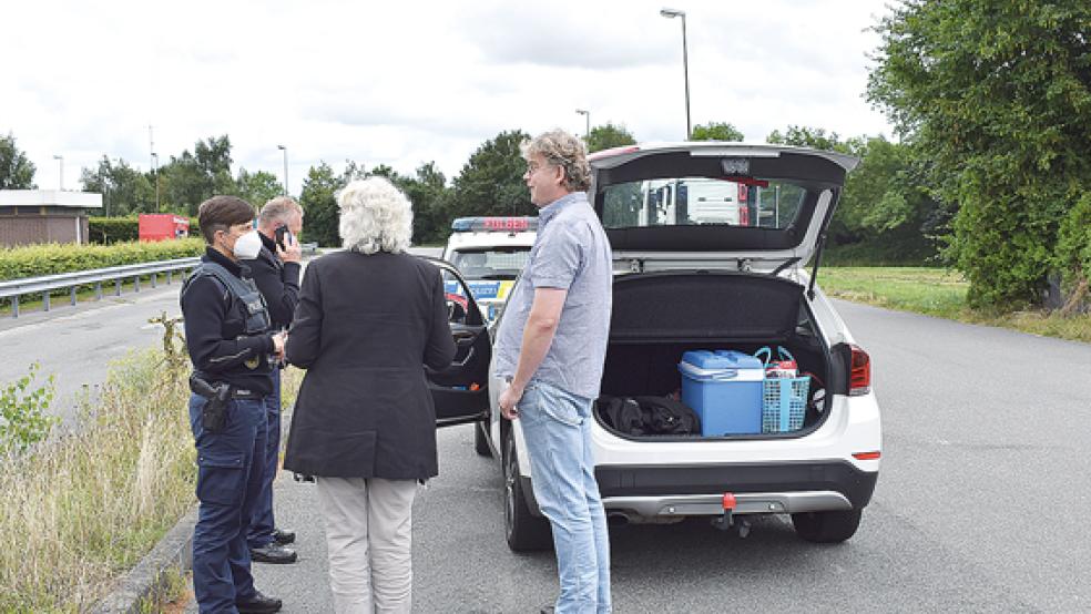 »Alles in Ordnung«: Diese beiden Einreisenden aus den Niederlanden konnten gestern dank ihres Impfnachweises und Überprüfung der Chargen-Nummer weiterfahren nach Weener.  © Foto: Kuper