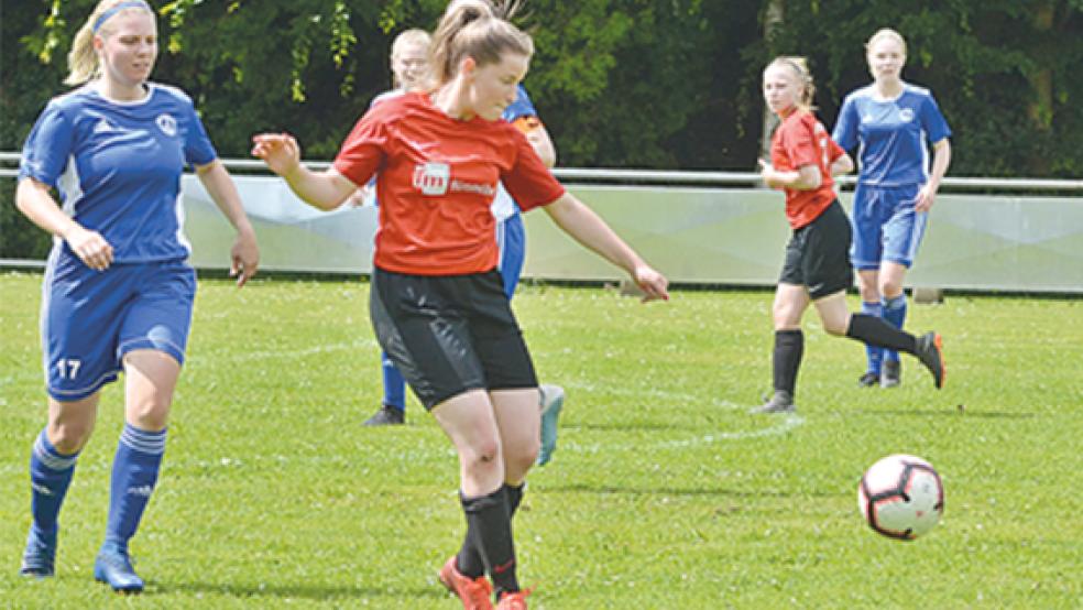 Linksaußen Neele Geyken (rotes Trikot) machte mit einer Torvorlage und einem Tor ein sehr gutes Spiel.  © Foto: Ammermann
