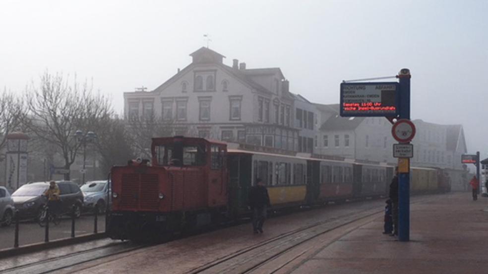 Die Polizei auf der Insel Borkum musste nach einem Streit um einen nicht einlösbaren Fahrschein in der Vorhalle des Borkumer Bahnhofs eingreifen.  © Foto: Boelmann