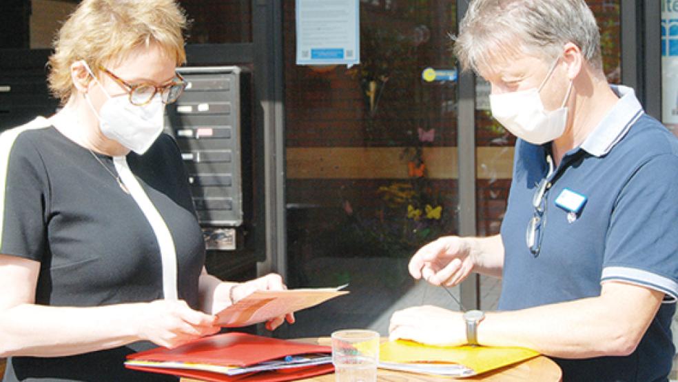 Andreas Cramer im Gespräch mit Ministerin Behrens.  © Foto: Hoegen