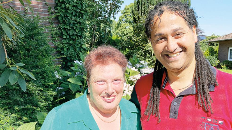 Kennen sich schon seit über elf Jahren: Eva-Maria Pachale und Sofiane Chena. Die Weeneranerin kümmert sich um den gehörlosen Mann, der in Weener seine neue Heimat gefunden hat.  © Foto: Boelmann