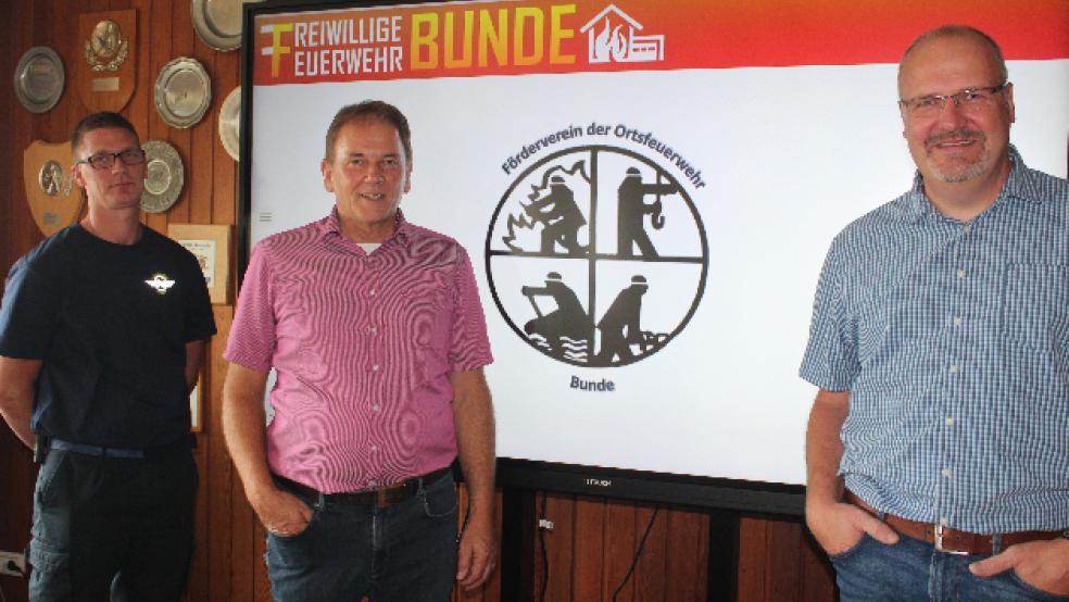 Der Förderverein der Freiwilligen Feuerwehr Bunde spendete der Wehr jetzt IT-Geräte im Wert von 15.000 Euro. Das Foto zeigt von links Dennis Iwanoff, Bundes Bürgermeister Gerald Sap sowie Heiner Kruse, Vorsitzender des Fördervereins, vor dem neuen Mediaboard. © Berents