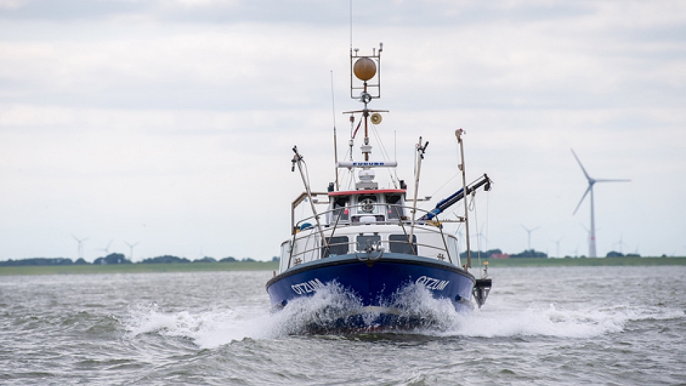 Das Forschungsschiff »Otzum«, das zwischen Neuharlingersiel und Spiekeroog unterwegs ist.  © Foto: Schuldt (dpa)