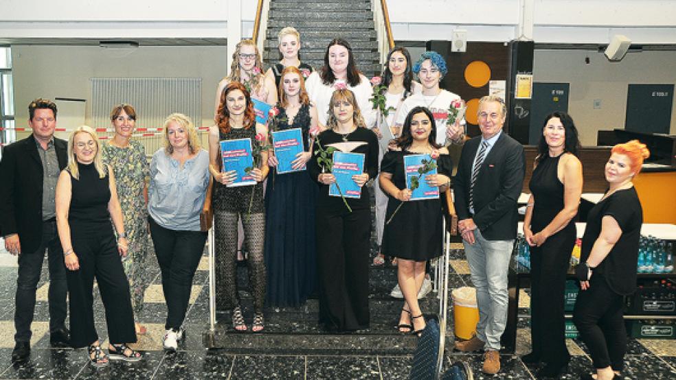 Obermeister Heiner Heijen (dritter von rechts) zusammen mit seinen Innungs-Kollegen und den erfolgreichen Auszubildenden nach der Freisprechung.  © Foto: Wolters