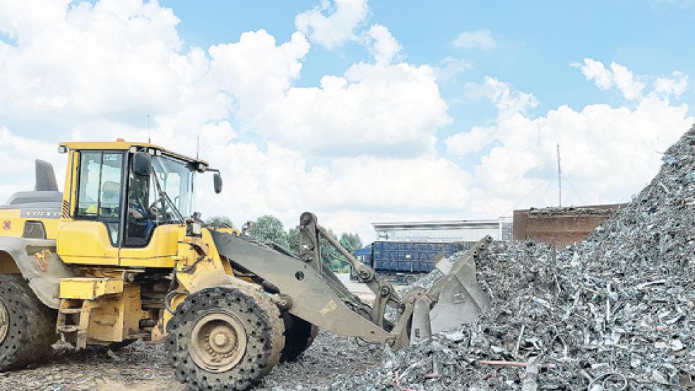 Bei der Firma »Nehlsen E. Heeren GmbH« am Leeraner Hafen dreht sich alles um die Schrottverwertung. Hauke Schüür aus Möhlenwarf ist seit 16 Jahren bei der Firma tätig.  © Fotos: Boelmann & Schüür